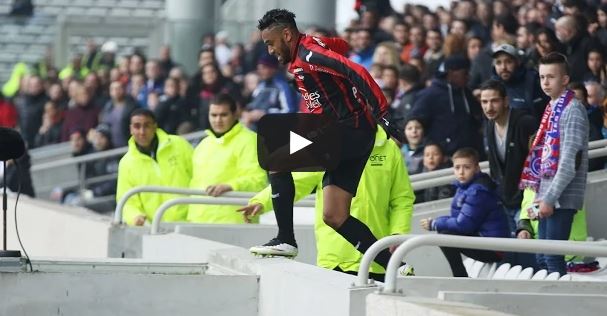 Giocatore del Nizza invade le tribune dopo un contrasto di gioco – Video