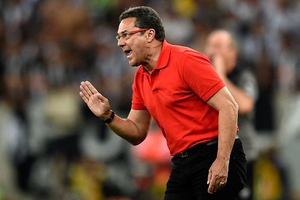 Luxemburgo, allenatore del Flamengo, si è imbavagliato per protesta