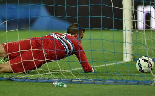 La &#8216;papera&#8217; di Viviano contro il Napoli (Video gol Gabbiadini)