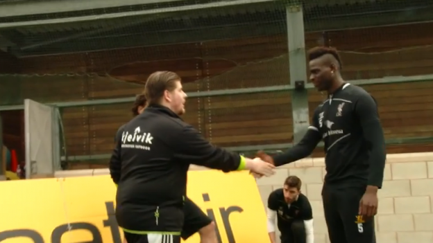 Il mago delle punizioni sfida e batte Balotelli (Video)