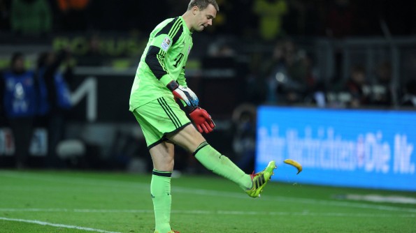 I tifosi del Borussia Dortmund lanciano banane a Neuer – Video