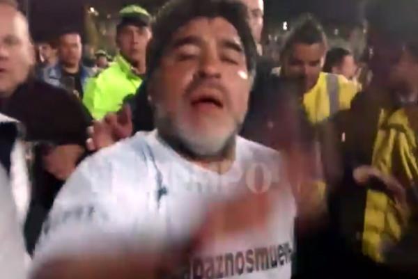 Maradona: schiaffi e calci allo steward (Video)