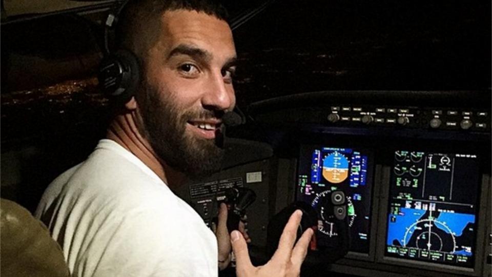 Arda Turan pilota d’aereo: compagnia furiosa