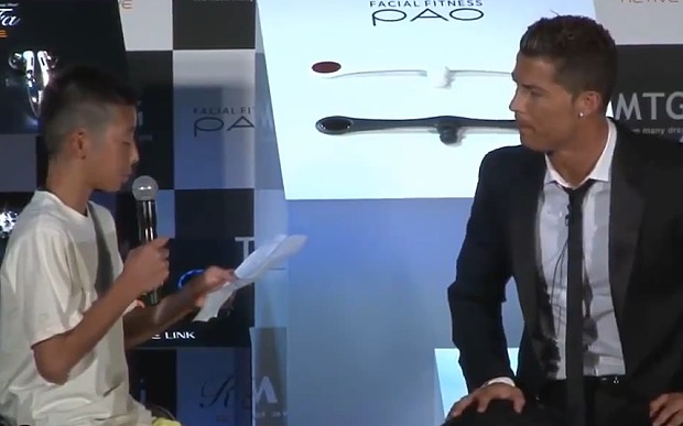 Cristiano Ronaldo aiuta il bambino giapponese e sgrida il pubblico (Video)