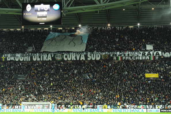 Cori contro i napoletani: Juventus risarcirà tifoso
