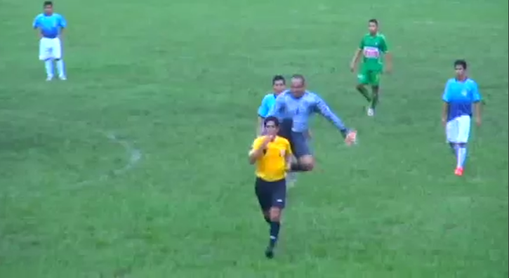 Il portiere colpisce l&#8217;arbitro con un calcio volante (Video)