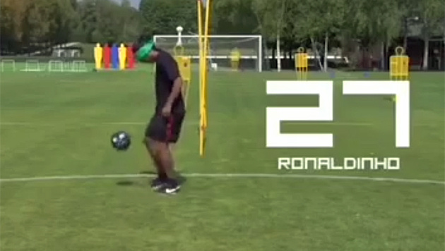 Ronaldinho: 44 palleggi da bendato (Video)