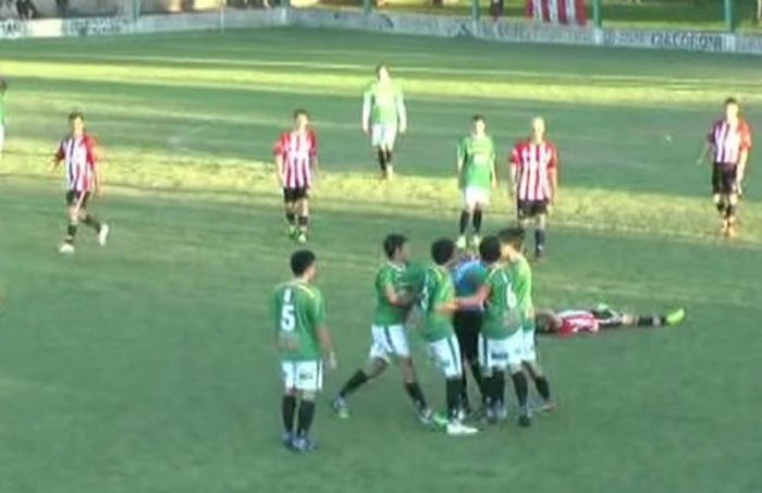 Argentina: Roncaglia stende l&#8217;arbitro con un pugno (Video)