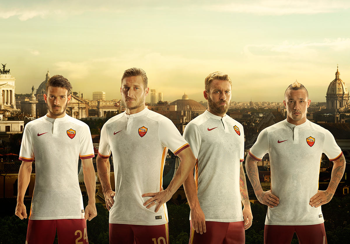 Seconda maglia Roma 2015-2016 con la mappa della capitale (Foto)