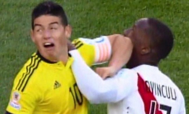 James Rodriguez gomitata a Luis Advincula