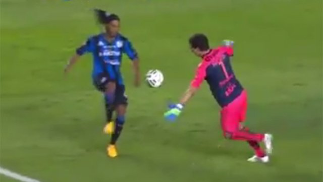 Ronaldinho ruba palla al portiere e fa gol (Video)