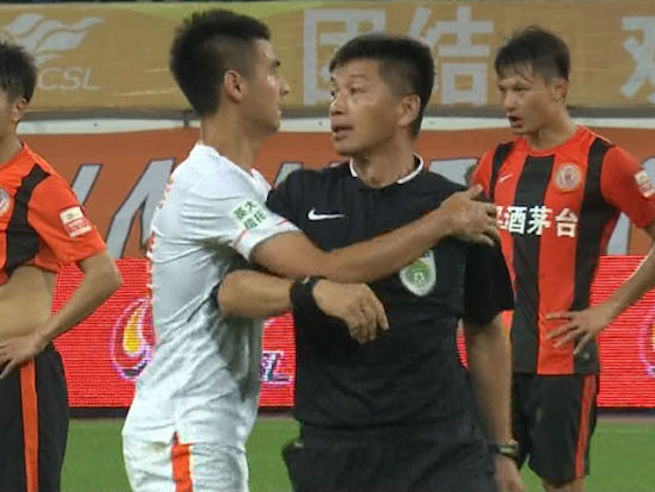 Cina: arbitro colpisce un allenatore con una testata (Video)