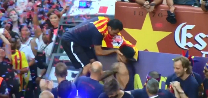 Barcellona: Xavi allontana Neymar durante i festeggiamenti (Video)