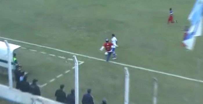 Argentina: allenatore rifila un calcione al giocatore avversario (Video)