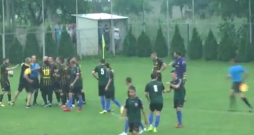 Allenatore picchia arbitro