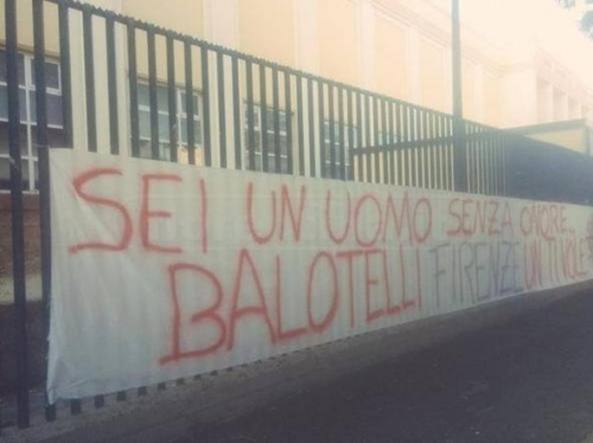Striscioni contro Balotelli