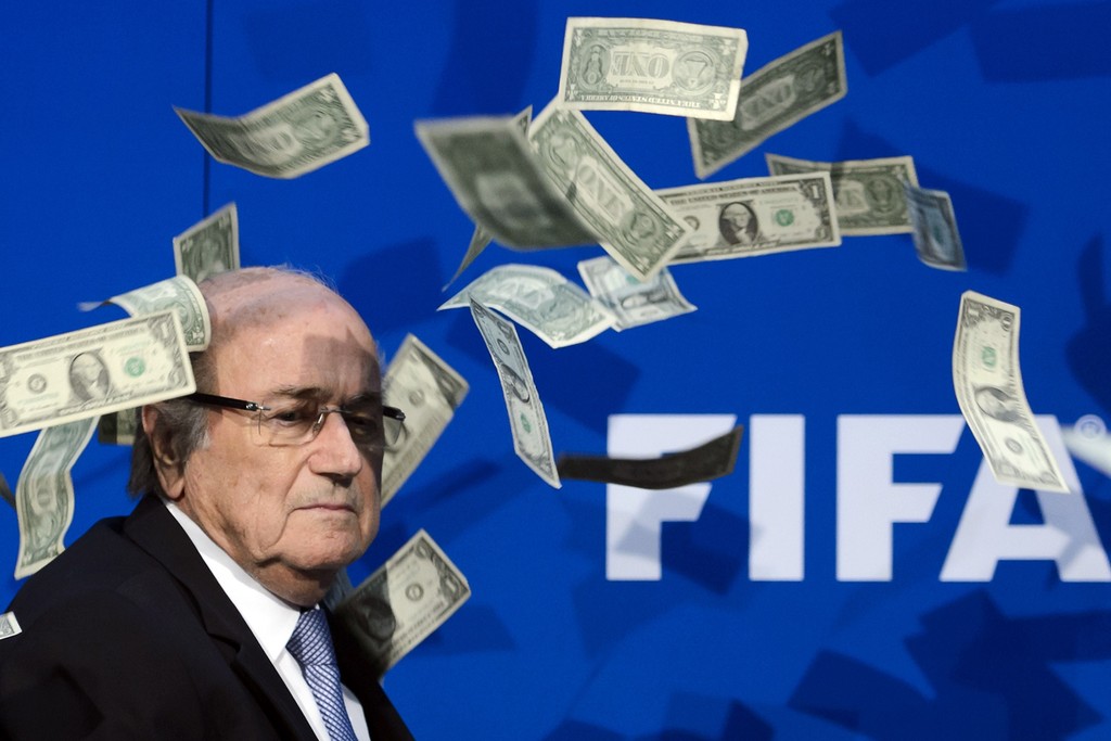 Blatter contestato da un comico inglese: pioggia di soldi falsi su di lui | Video