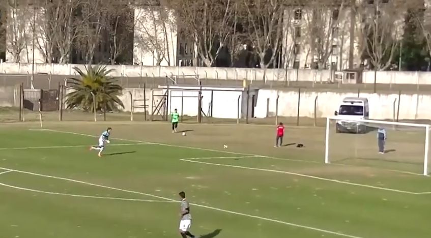 Rinvio goffo del portiere: clamoroso autogol (Video)