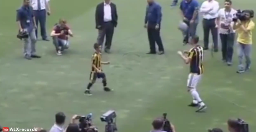 Van Persie: show con il figlio per la presentazione al Fenerbahce (Video)