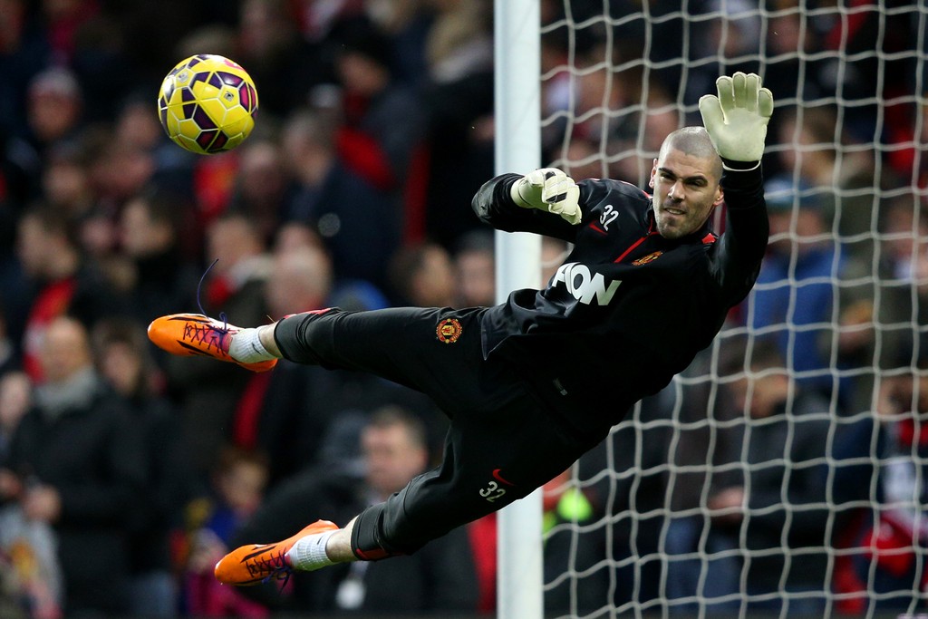 Manchester United, lite Van Gaal-Valdes: il portiere replica con un tweet