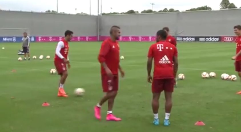 Vidal: tunnel da Douglas Costa al primo allenamento (Video)