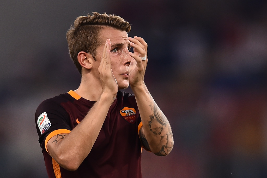 Digne come Totti: mima il risultato in campo contro la Juve (Video)