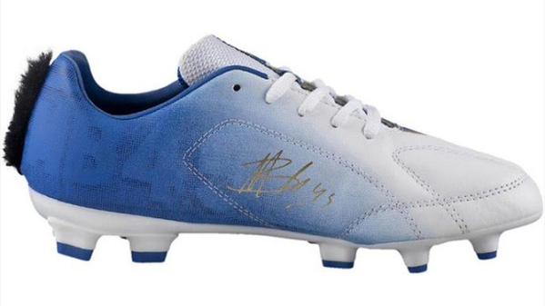 Balotelli: le nuove scarpe hanno la cresta (Foto)