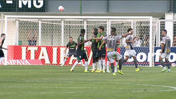 Thiago Carleto imita Roberto Carlos: che gol su punizione (Video)