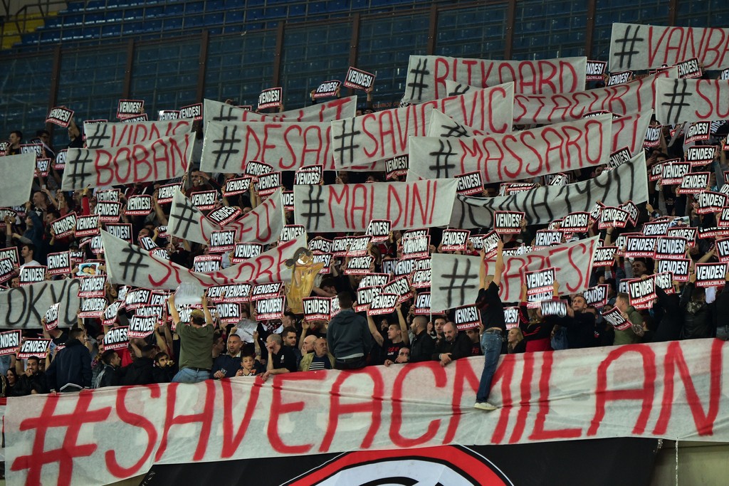 Milan, la contestazione dei tifosi: &#8220;Galliani deve andare via&#8221;