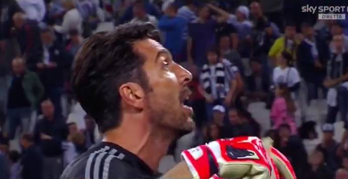 Buffon chiede al pubblico di non fischiare la Juventus (Video)