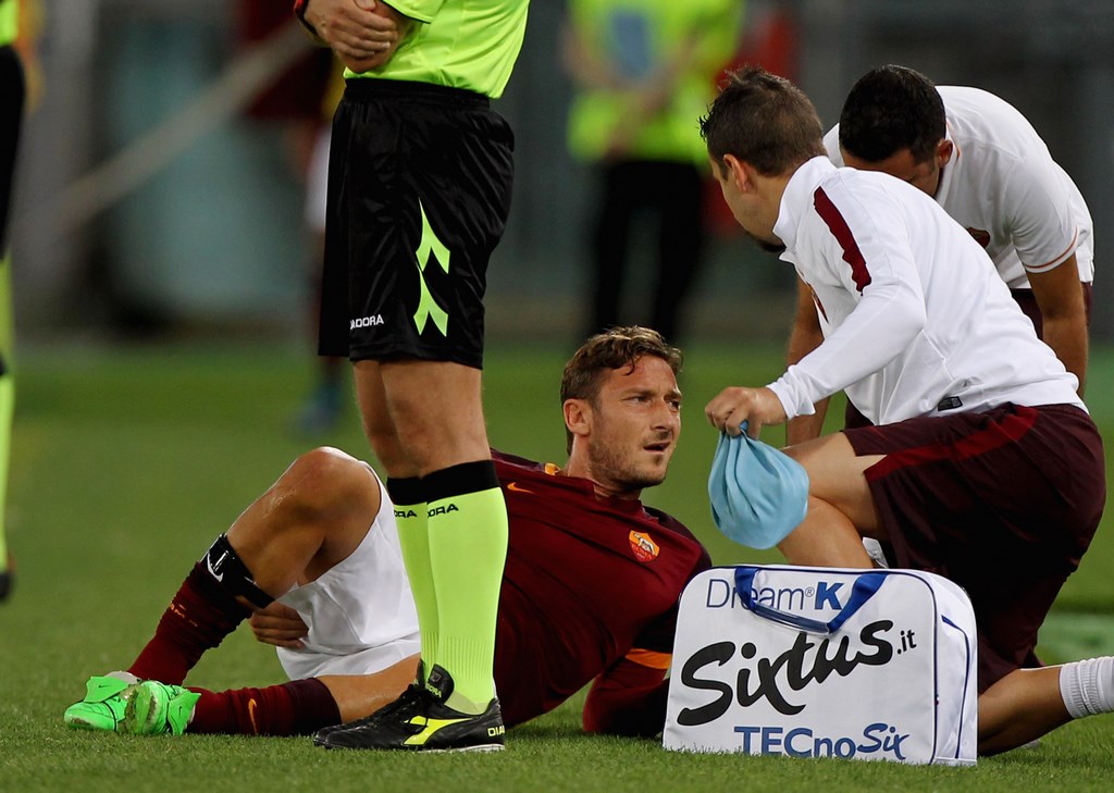 Roma: Totti rischia due mesi di stop