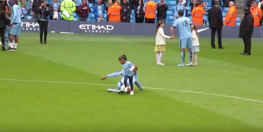 Kompany in scivolata anche sulla figlia (Video)