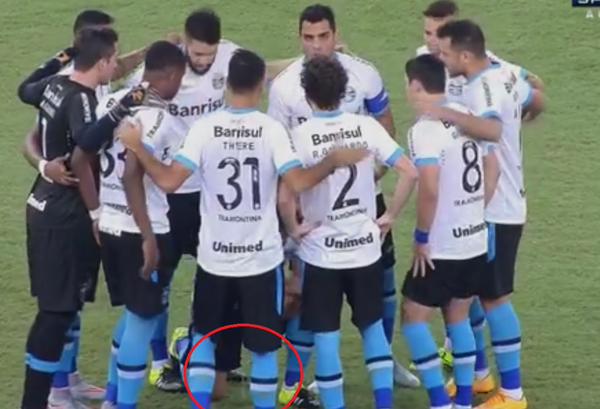 Brasile: Douglas fa la pipì in campo (Video)