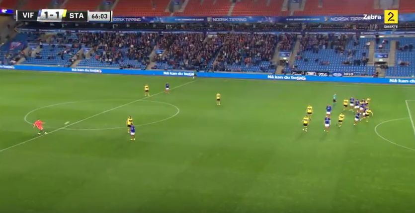 Norvegia: portiere in gol da centrocampo (Video)