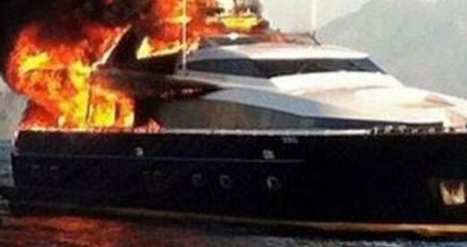 Napoli: yacht di De Laurentiis in fiamme, tutti salvi (Video)