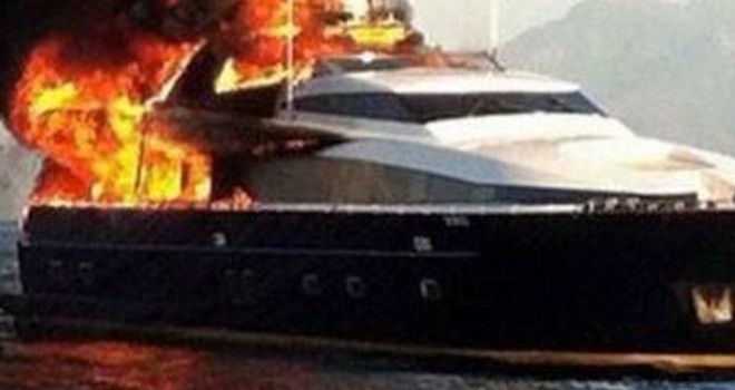 Yacht in fiamme