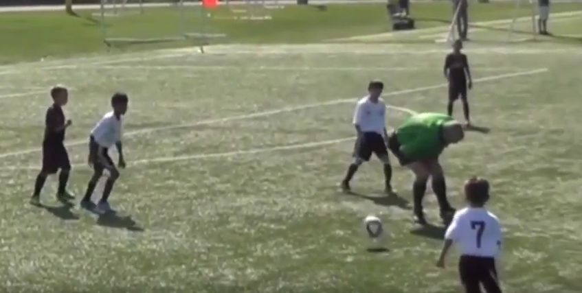 Arbitro KO: pallonata nelle parti basse dal ragazzino (Video)