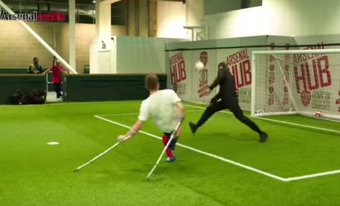 Arsenal: Cech, Walcott e Ramsey sorpresa ai disabili (Video)