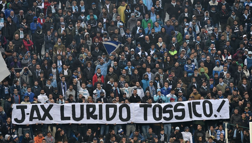 Lazio, striscione contro J-AX: “Lurido tossico”