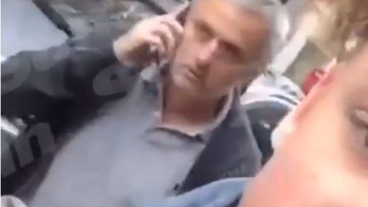 Mourinho nervoso: strappa di mano telefonino a tifoso (Video)