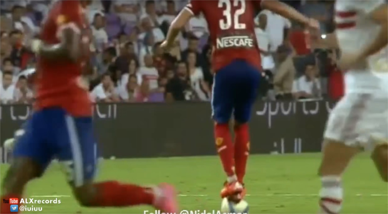 Egitto: calciatore in piedi sul pallone scatena la rissa (Video)
