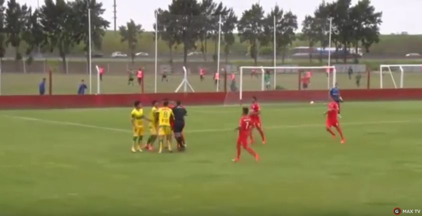 Gol a difesa avversaria ferma: finisce in rissa (Video)