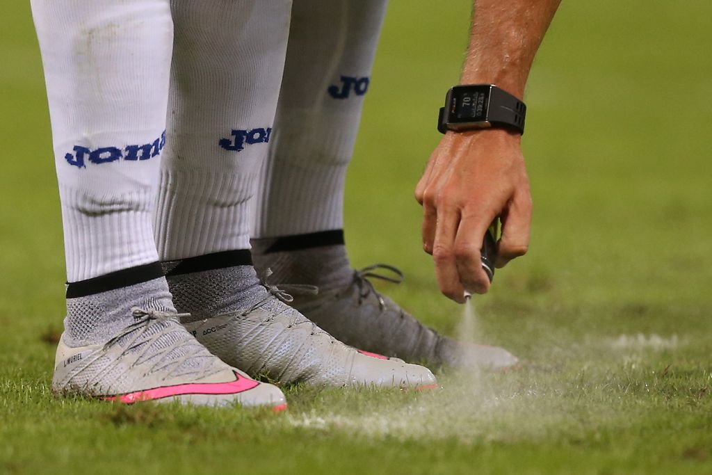 Arbitri contro la Figc: le bombolette spray sono scadenti