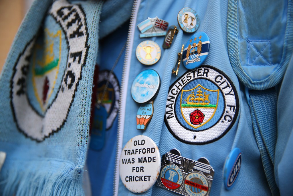 Il Manchester City chiede ai tifosi di scegliere il nuovo logo societario