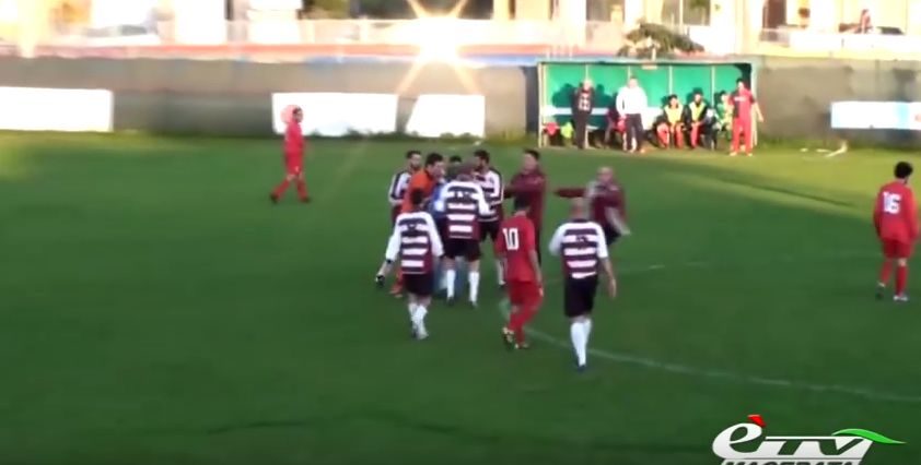 Arbitro fischia la fine del match e viene aggredita (Video)