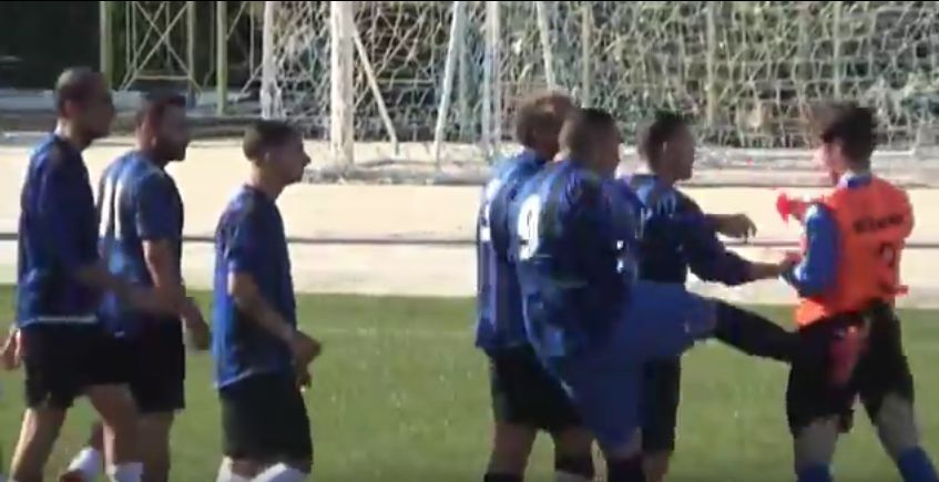 Ischia: calcio all’arbitro dopo l’espulsione (Video)