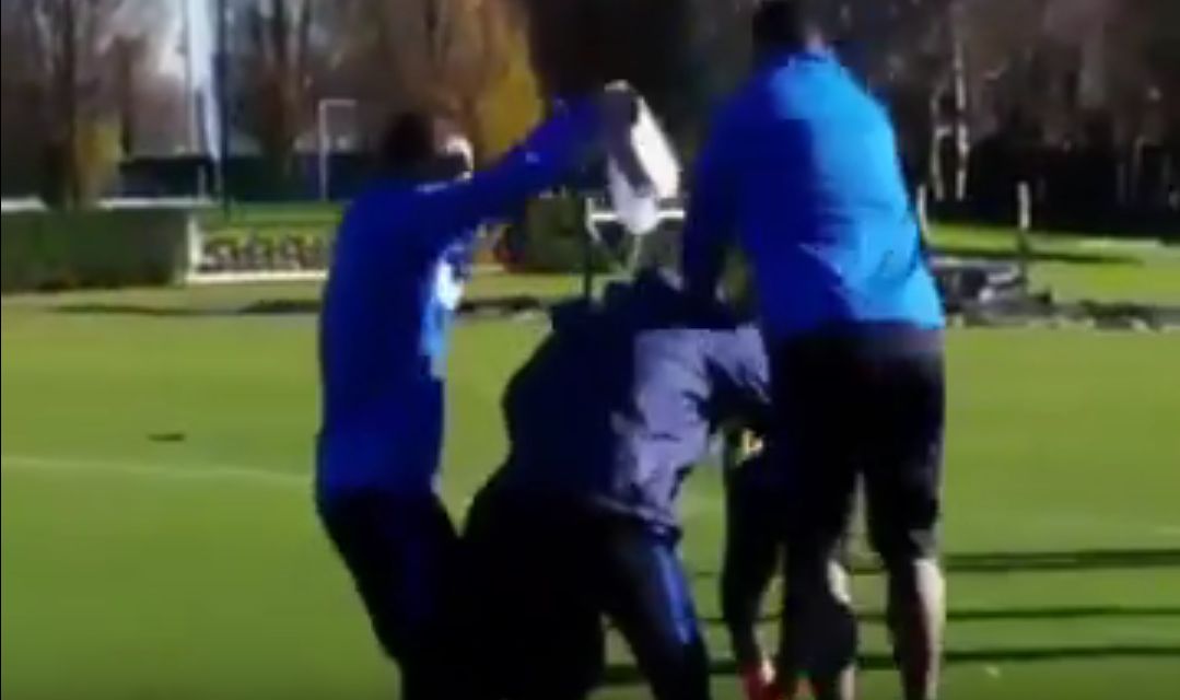 Mancini: compleanno con scherzo da Melo Guarin e Icardi (Video)