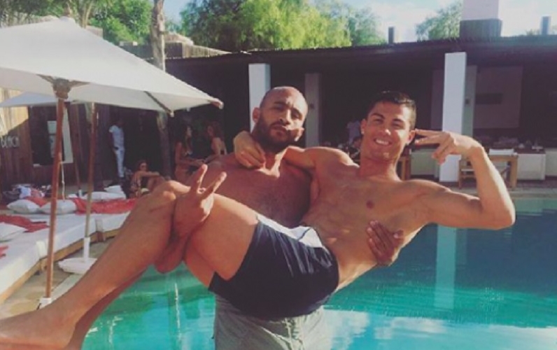 Gossip: &#8220;Cristiano Ronaldo sta con Badr Hari&#8221;