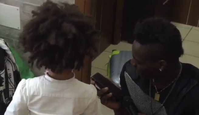 Balotelli canta con la figlia Pia (Video)