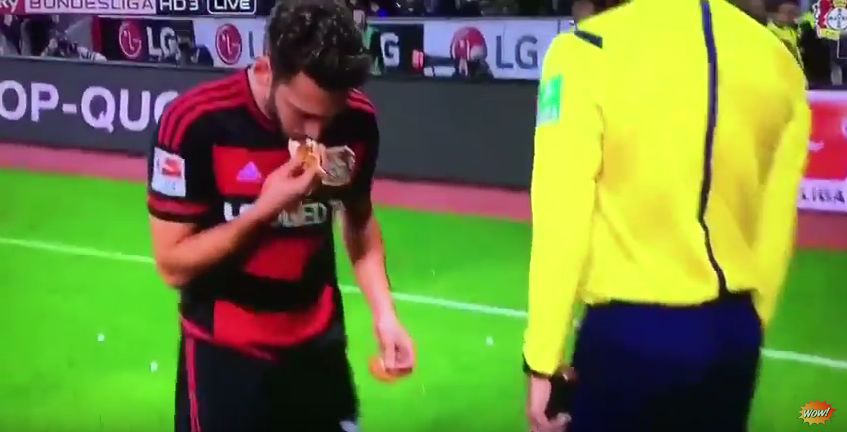 Calhanoglu: gli lanciano del pane, lui lo bacia (Video)